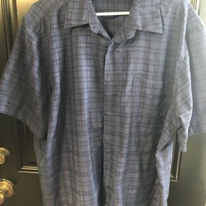 Men’s short sleeve casual shirt. Size extra large. Good condition.